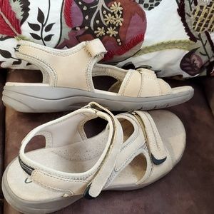 Clark's leather sandles  8.5 m